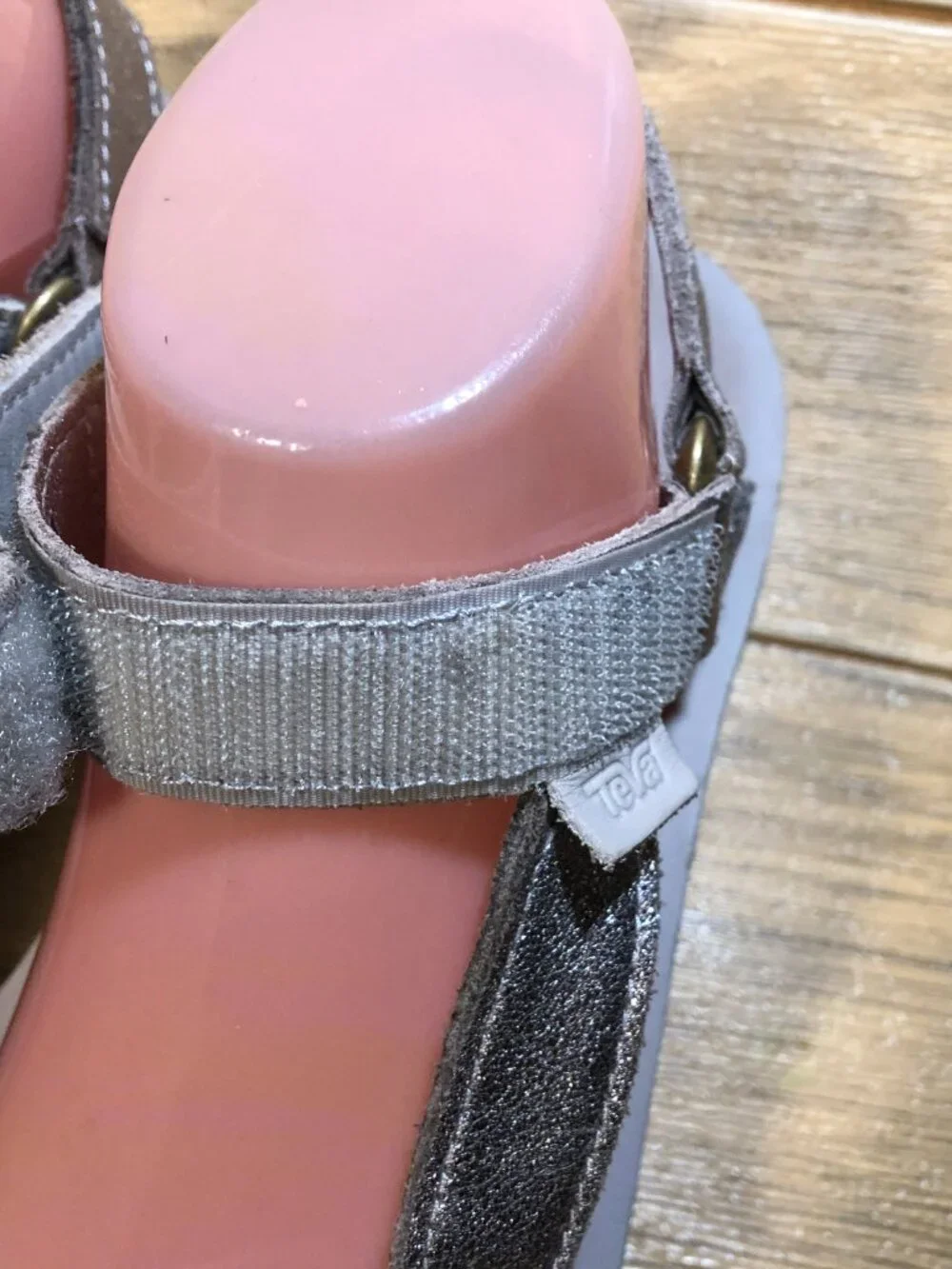Teva women two-strap metallic platform leather sandals, size 9